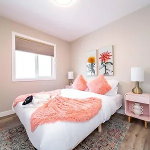  Apartment New, Euro-style Suite, Whyte Avenue, Ac, Netflix, Sleeps 6!