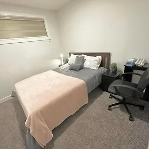  Homestay New, Fresh, And Quiet Private In Basement Suite, 10mins Away From Int'l Airport