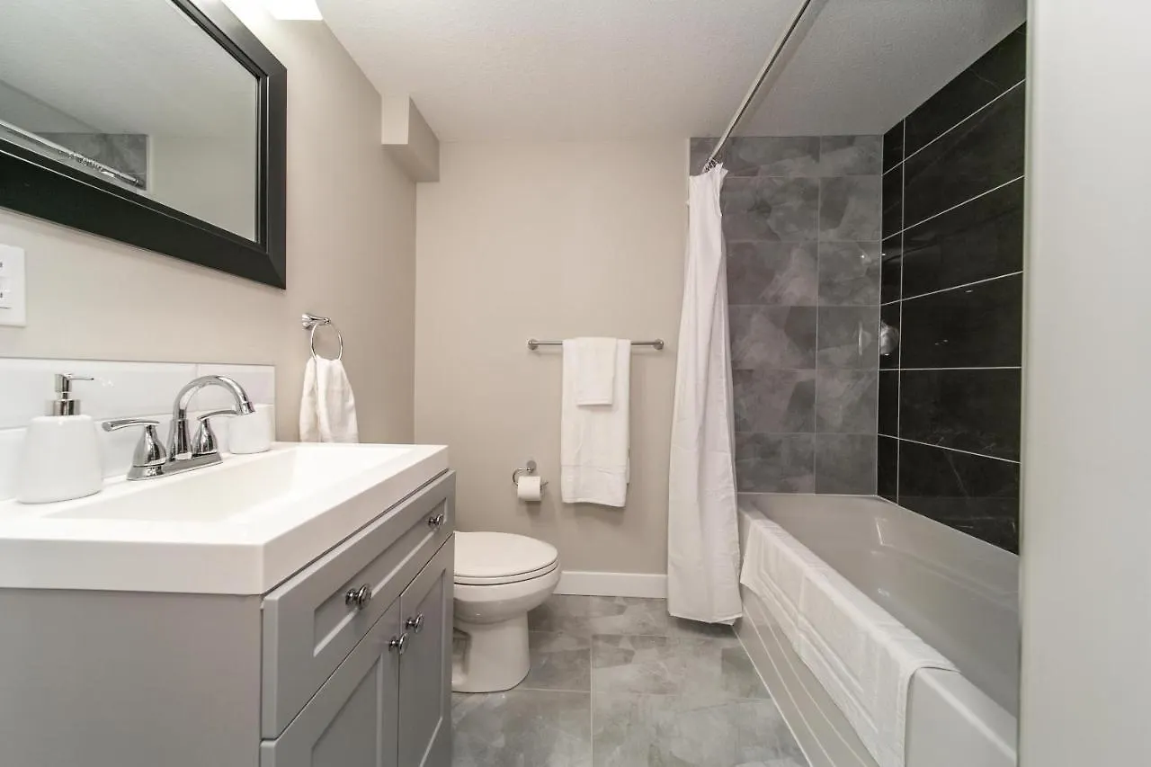 Modern Oasis Guest Suite I Walk Out Patio I Wem I Wifi! Edmonton Villa