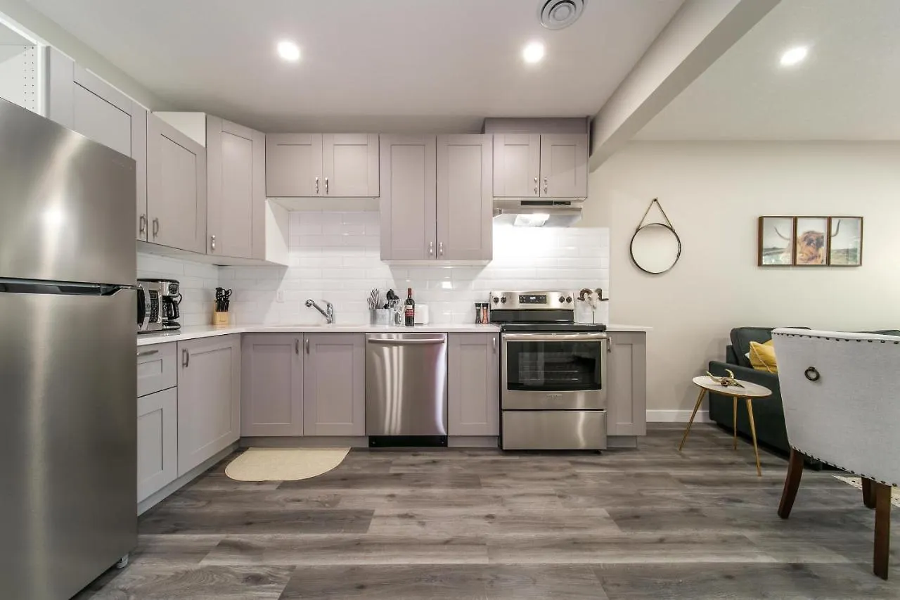 Modern Oasis Guest Suite I Walk Out Patio I Wem I Wifi! Edmonton