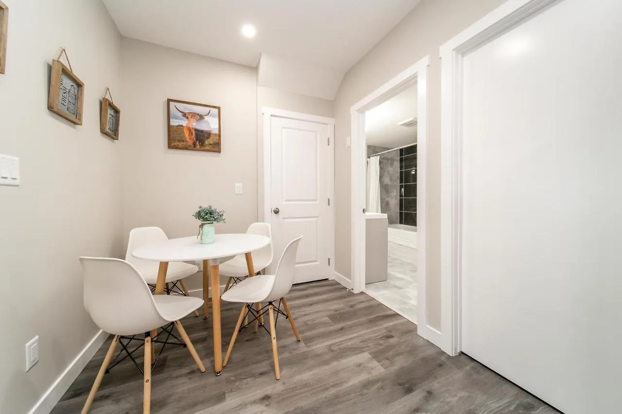 Modern Oasis Guest Suite I Walk Out Patio I Wem I Wifi! Edmonton Villa