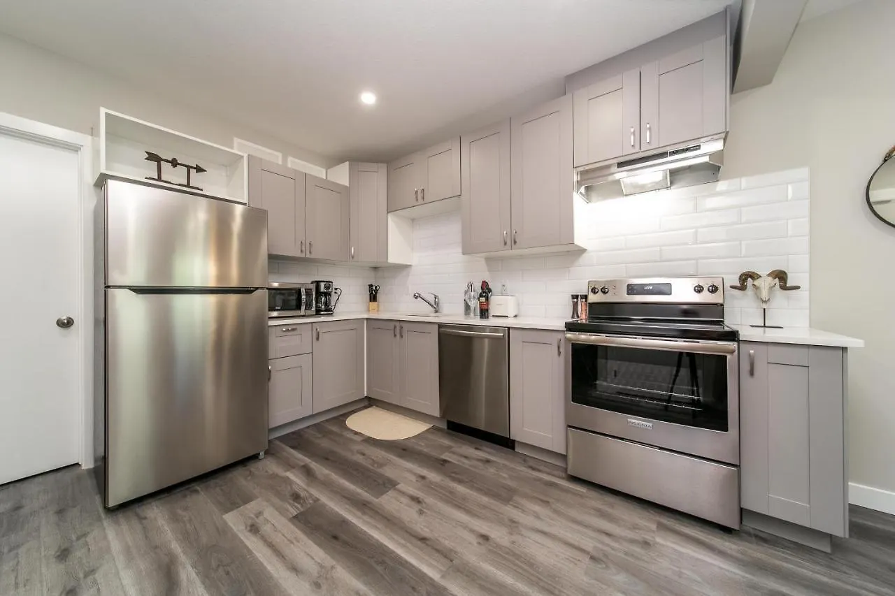 Villa Modern Oasis Guest Suite I Walk Out Patio I Wem I Wifi! Edmonton Canada